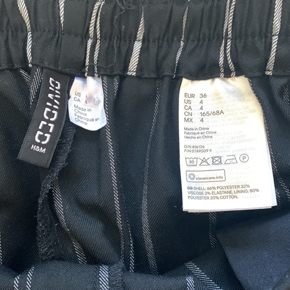 Black and white stripped shorts - Picture 3 of 3